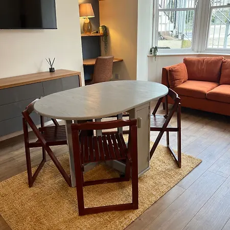 Apartment Stylish Flat With Parking, Stones Throw To The *