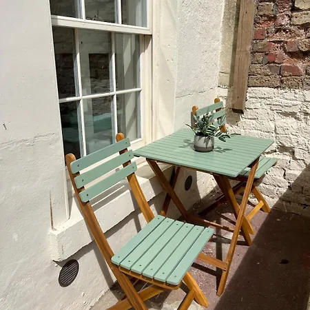 Stylish Flat With Parking, Stones Throw To The Apartment