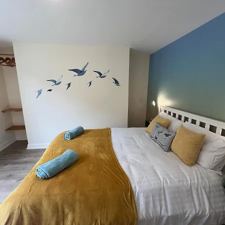 Stylish Flat With Parking, Stones Throw To The 法利