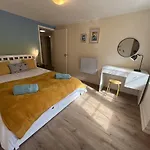 شقة Stylish Flat With Parking, Stones Throw To The