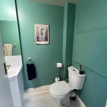 Stylish Flat With Parking, Stones Throw To The ファイリー