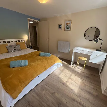 شقة Stylish Flat With Parking, Stones Throw To The