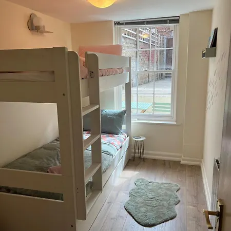 Stylish Flat With Parking, Stones Throw To The شقة