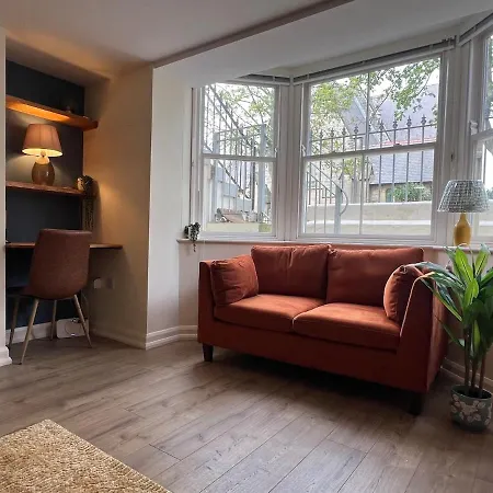 Stylish Flat With Parking, Stones Throw To The شقة