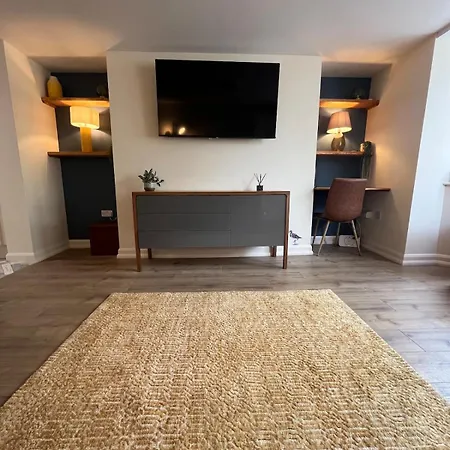 Stylish Flat With Parking, Stones Throw To The