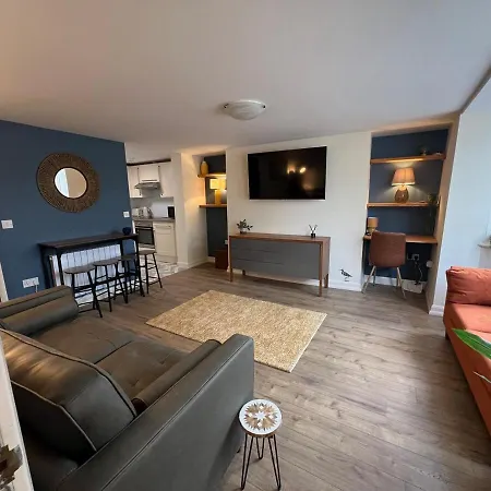 Stylish Flat With Parking, Stones Throw To The شقة