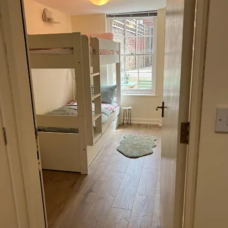 شقة Stylish Flat With Parking, Stones Throw To The