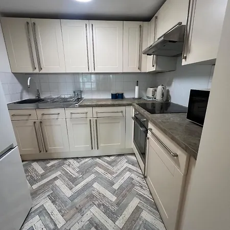 Stylish Flat With Parking, Stones Throw To The ファイリー