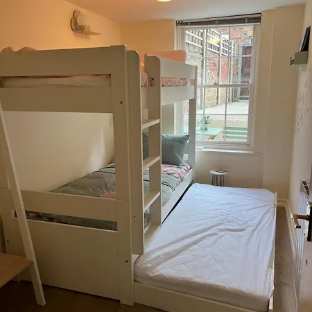 شقة Stylish Flat With Parking, Stones Throw To The